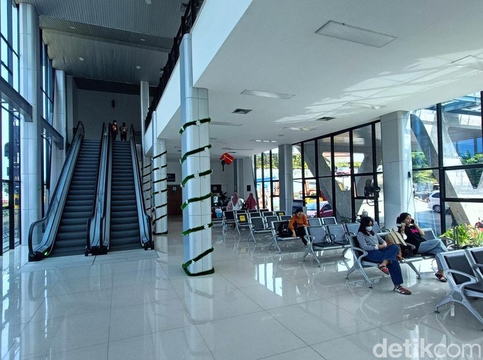 Skybridge atau jembatan layang untuk masuk ke Stasiun Purwokerto, Kabupaten Banyumas, yang baru diresmikan pada Rabu (27/12/2023).