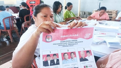 Petugas pelipat surat suara tunjukkan surat suara rusak dengan warna buram, Rabu (27/12/2023).