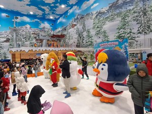 Trans Snow World Makassar Hadirkan Parade Spesial Libur Akhir Tahun