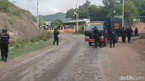 Tangkapan layar video aparat bersenjata lengkap bersiaga di perbatasan dua desa di Kabupaten Bima, NTB.