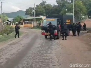 Mencekam Bentrokan Warga 2 Desa di Bima, 1 Tewas-3 Rumah Dibakar