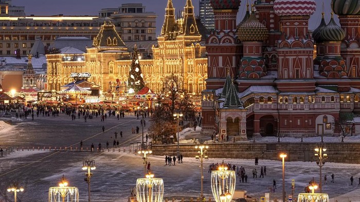Terangnya Kota Moskow Saat Bersiap Merayakan Tahun Baru The Spasskaya Tower, Red Square, the GUM department store, and the St. Basil's Cathedral decorated for the New Year and Christmas festivities are seen through a window of the Hotel Baltschug Kempinski Moscow in Moscow, Russia, on Tuesday, Dec. 26, 2023. (AP Photo/Alexander Zemlianichenko)