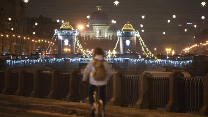 Terangnya Kota Moskow Saat Bersiap Merayakan Tahun Baru The Spasskaya Tower, Red Square, the GUM department store, and the St. Basil's Cathedral decorated for the New Year and Christmas festivities are seen through a window of the Hotel Baltschug Kempinski Moscow in Moscow, Russia, on Tuesday, Dec. 26, 2023. (AP Photo/Alexander Zemlianichenko)