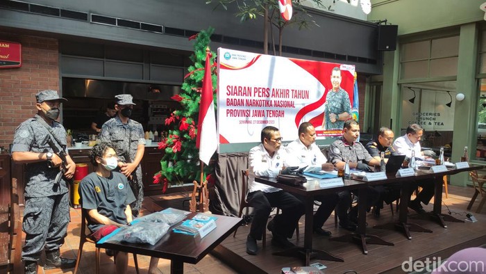 Tersangka kasus narkoba yang hendak bakar barang bukti dihadirkan oleh BNNP Jateng saat jumpa pers di Semarang, Rabu (27/12/2023).