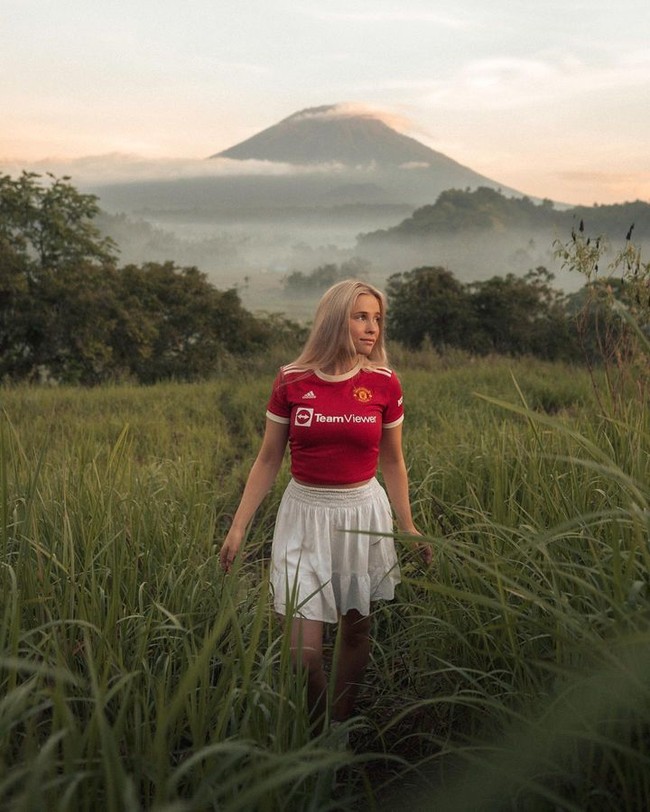 Therese sering kali memadukan jersey pas badan dengan celana jeans tapi tak jarang pula memilih bawahan yang lebih feminin seperti rok. Foto: Instagram @thereseutd