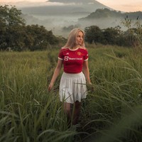 Therese sering kali memadukan jersey pas badan dengan celana jeans tapi tak jarang pula memilih bawahan yang lebih feminin seperti rok. Foto: Instagram @thereseutd