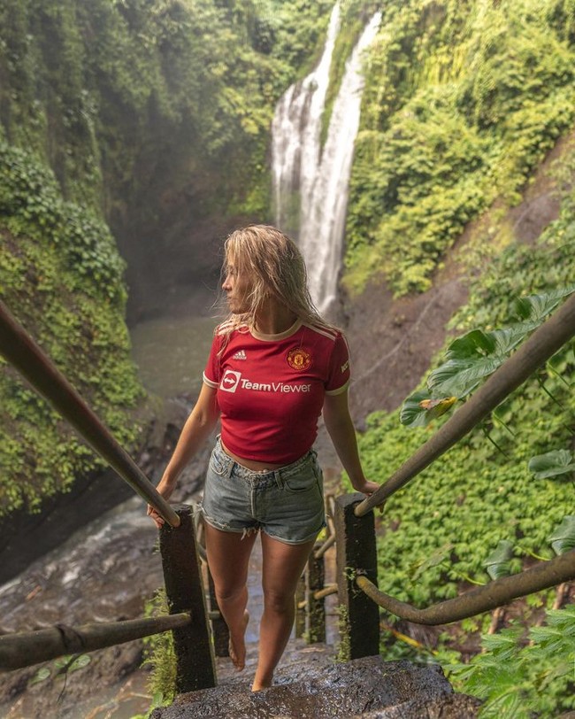 Di akun Instagram, Therese dengan jelas memperlihatkannya dukungannya pada MU. Ia sering mengunggah gaya dengan berbagai jersey dari klub asal Inggris tersebut. Foto: Instagram @thereseutd
