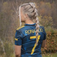 Selain jersey klub, tak jarang wanita itu juga memilih baju dengan nama dan nomor punggung pemain-pemain idola. Foto: Instagram @thereseutd