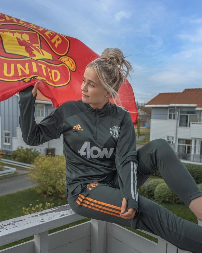 Di akun Instagram, Therese dengan jelas memperlihatkannya dukungannya pada MU. Ia sering mengunggah gaya dengan berbagai jersey dari klub asal Inggris tersebut. Foto: Instagram @thereseutd