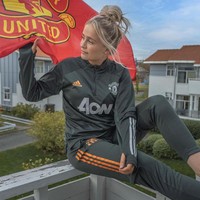 Di akun Instagram, Therese dengan jelas memperlihatkannya dukungannya pada MU. Ia sering mengunggah gaya dengan berbagai jersey dari klub asal Inggris tersebut. Foto: Instagram @thereseutd