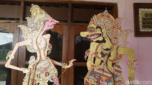 Tokoh wayang kulit bule (kiri) dan Buto Prahasto (kanan).
