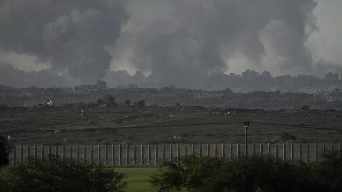 Tragis, Gaza Masih Dikepung Asap Hitam Gempuran Israel Smoke rises following an Israeli bombardment in the Gaza Strip, as seen from southern Israel, Tuesday, Dec. 26, 2023. The army is battling Palestinian militants across Gaza in the war ignited by Hamas' Oct. 7 attack into Israel. (AP Photo/Leo Correa)
