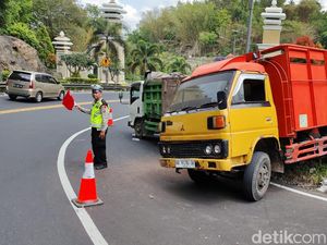 Truk Macet-Melintang di Tikungan Slumprit Jalan Wonosari
