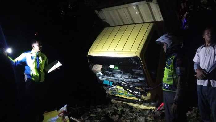 Truk tabrak tembok vila di Puncak Bogor. (dok. istimewa)