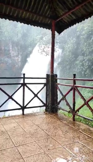 Menikmati Keindahan Air Terjun Berasap di Jambi