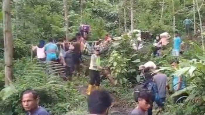 Video yang menunjukkan ibu hamil di Madina ditandu dari hutan karena longsor. (Foto: Istimewa).