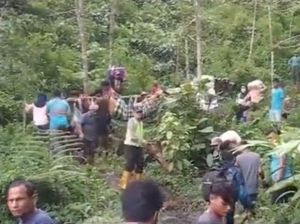 Ibu Mau Lahiran di Madina Ditandu dari Hutan gegara Jalan Tertimbun Longsor
