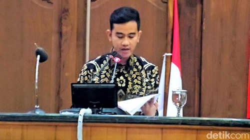 Wali Kota Solo Gibran Rakabuming Raka membacakan jawaban wali kota dalam rapat paripurna di Gedung DPRD Solo, Rabu (27/12/2023).
