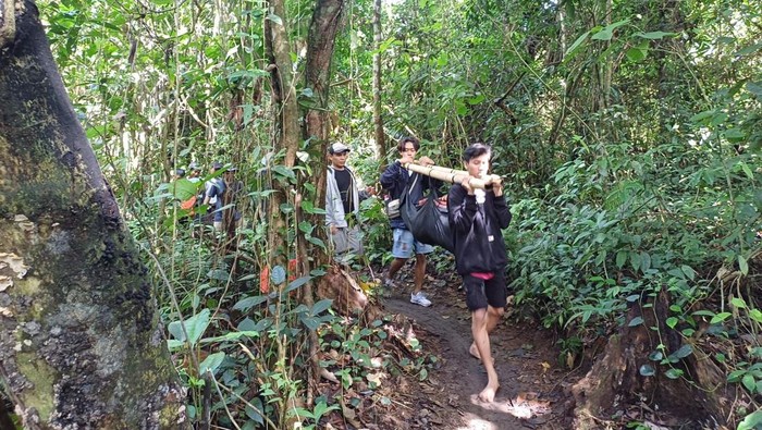 Warga mengevakuasi jenazah korban tenggelam di Air Terjun Tibu Sendalem, Kecamatan Narmada, Lombok Barat, NTB, Rabu (27/12/2023). (Foto: istimewa)