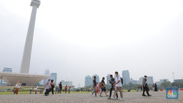 Warga ramai mengunjungi kawasan Monumen Nasional (Monas) di Jakarta, Rabu (27/12/2023). (CNBC Indonesia/Muhammad Sabki)