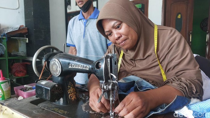 Yulianah (51) seorang penjahit permak baju dan celana yang kini maju sebagai caleg di Indramayu