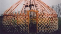 Yurt sendiri secara garis besar terbuat dari dua bagian. Bagian pertama merupakan struktur rangka yang terbuat dari kayu, kulit, tulang dan logam yang pekerjaannya dilakukan oleh para perajin laki-laki. Foto: Urmat Osmoev/CACSARC-kg via UNESCO