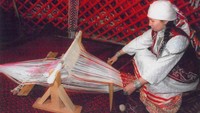 Sementara para perajin perempuan membuat bagian kedua berupa dekorasi interior dan penutup eksterior dihias dengan pola zoomorfik, vegetatif, atau geometris tradisional. Foto: Viktor Maluk/Ministry of Culture and Information of the Republic of Kazakhstan via UNESCO
