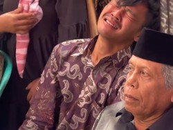 Viral Dua Pria Menangis Tersedu-sedu Saat Menyaksikan Prosesi Akad Nikah