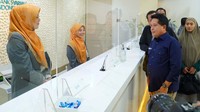 Hery Gunardi meninjau pelayanan nasabah di kantor cabang BSI Mayestik, Jakarta Selatan, Kamis (28/12/2023).