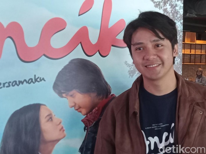 Aktor Arbani Yasiz dalam Jumpa Pers Film Ancika Dia yang Bersamaku 1995