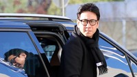 Lee Sun Kyun beberapa waktu kemarin tersandung kasus dugaan narkoba yang masih diselidiki polisi. Ini momen saat Lee Sun Kyun diperiksa polisi terkait narkoba pada 23 Desember 2023. Kasus narkoba itu menyeret nama sejumlah bintang papan atas Korea seperti G-Dragon. 