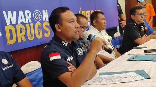 Kabid Berantas BNNP Bali Kombes Sinar Subawa memaparkan hasil kerja saat konferensi pers akhir tahun di kantornya, Kamis (28/12/2023). (I Wayan Sui Suadnyana/detikBali)