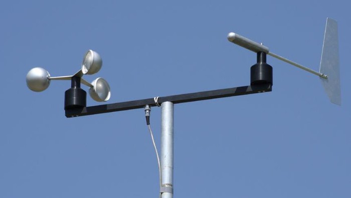 Anemometer, alat pengukur kecepatan angin.