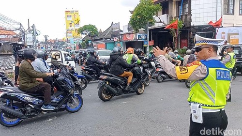 Antrean kendaraan dari arah Denpasar menuju Tanah Lot terpantau di simpang Padonan, Tibubeneng, Kuta Utara, Badung, Kamis (28/12/2023). (Foto: Agus Eka/detikBali)