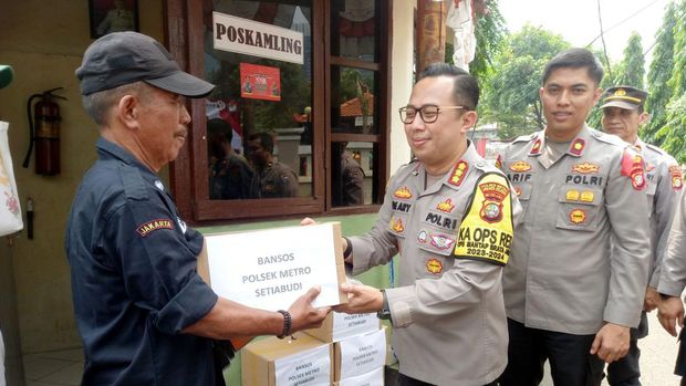 Aparat gabungan melaksanakan patroli di kawasan Setiabudi, Jaksel, jelang Tahun Baru 2024