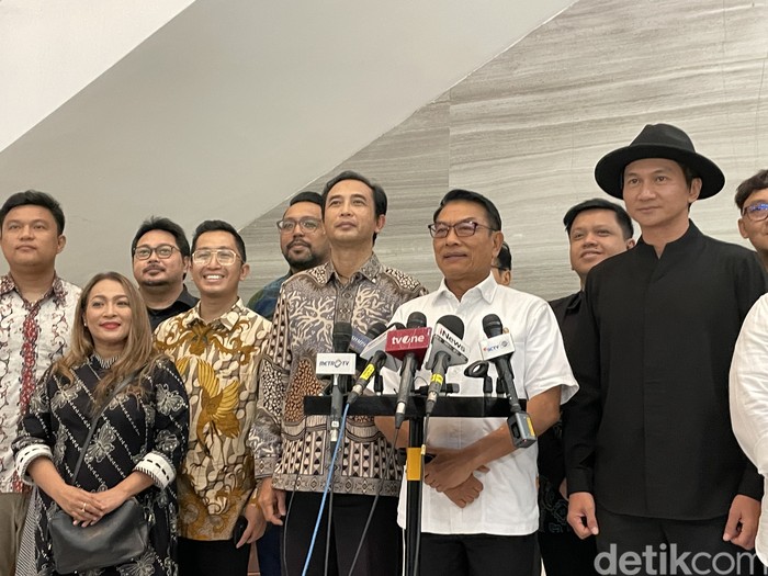 Asosiasi Komposer Seluruh Indonesia (AKS1) yang dipelopori oleh Piyu Padi menyambangi Gedung Sekretariat Negara untuk membahas masalah royalti dengan LMKN (Lembaga Manajemen Kolektif Nasional) pada Kamis (28/12/2023).