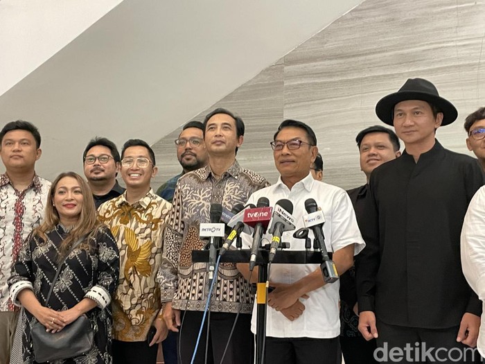 Asosiasi Komposer Seluruh Indonesia (AKS1) yang dipelopori oleh Piyu Padi menyambangi Gedung Sekretariat Negara untuk membahas masalah royalti dengan LMKN (Lembaga Manajemen Kolektif Nasional) pada Kamis (28/12/2023).