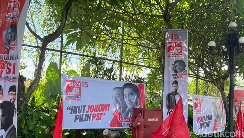 Baliho Ikut Jokowi Pilih PSI yang terpasang di arena Kopdarwil PSI di Lombok Raya Hotel Mataram pada Kamis (28/12/2023). (Helmy Akbar / detikBali)