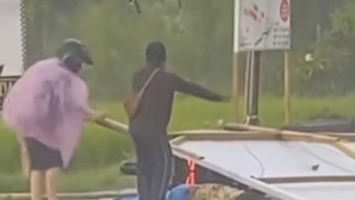 Pemotor terkapar di jalan tertimpa baliho milik kelompok pemuda di Jalan Raya Kapal-Munggu, Desa Buduk, Badung, Rabu sore (27/12/2023).