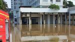 Potret Nyesek Basement Apartemen di Tangerang Banjir Rendam Banyak Mobil