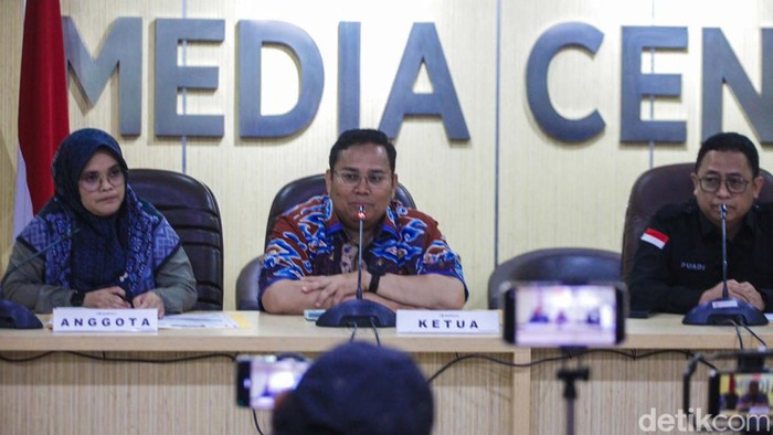 Ketua Badan Pengawas Pemilu (Bawaslu) Rahmat Bagja (tengah), Anggota Bawaslu Lolly Suhenty (kiri), dan Anggota Bawaslu Puadi (kanan) memberikan keterangan pers isu di Kantor Bawaslu, Jl MH Thamrin, Jakarta Pusat, Kamis (28/12/2023).