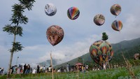 Diketahui ada belasan balon tradisional berukuran besar yang diterbangkan.  