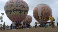 Penerbangan balon di kawasan wisata alam Telaga Menjer tersebut sebagai atraksi wisata untuk menarik pengunjung saat musim libur Natal dan tahun baru 2024.