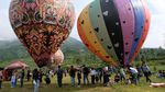 Belasan Balon Tradisional Meriahkan Libur Nataru di Bukit Seroja