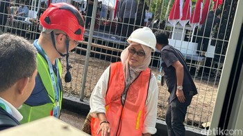 Momen Dirut Bakti Kominfo Fadhilah Mathar mengecek kesiapan BTS 4G di Desa Bowobaru sebelum diresmikan Jokowi. Foto: Agus Tri Haryanto/detikINET