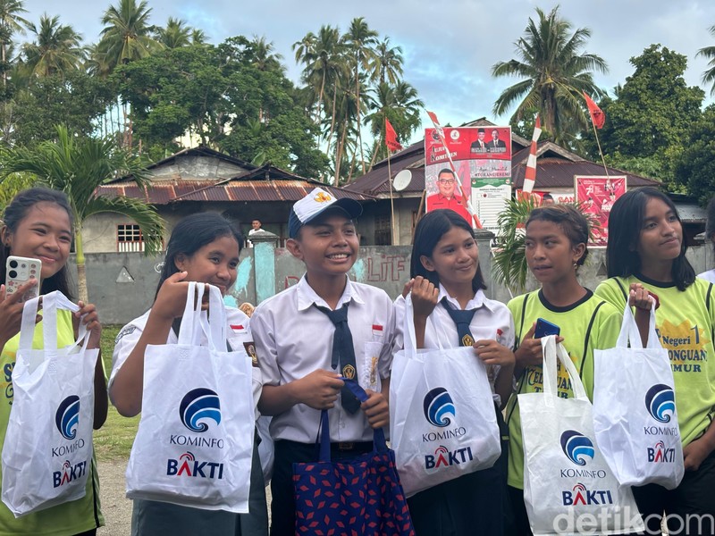 Peresmian pengoperasian BTS 4G Bakti Kominfo dan Satria-1.