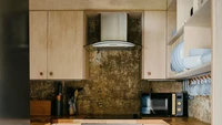 Bagian dapurnya sudah ada kulkas, oven, dan alat makan. Foto: Will Scott via New Atlas