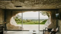 Salah satu yang unik dari bangunan ini adalah bentuk jendela yang seperti habis terkena ledakan bom. Ternyata desain itu sengaja dibentuk untuk memainkan peran sejarah bunker tersebut. Foto: Will Scott via New Atlas