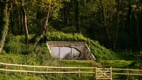 Hunian yang dinamakan The Transmitter Bunker dikerjakan oleh Corstorphine & Wright yang bekerja sama dengan para insinyur di Symmetrys untuk mempertahankan karakter bunker sekaligus menambahkan interior yang nyaman. Foto: Will Scott via New Atlas
