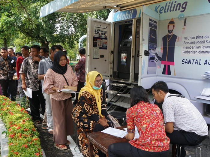Bupati Blora, Arief Rohman, membagikan BLT DBHCHT kepada buruh tani tembakau di Pendopo Rumah Dinas Bupati Blora, Kamis (28/12/2023).